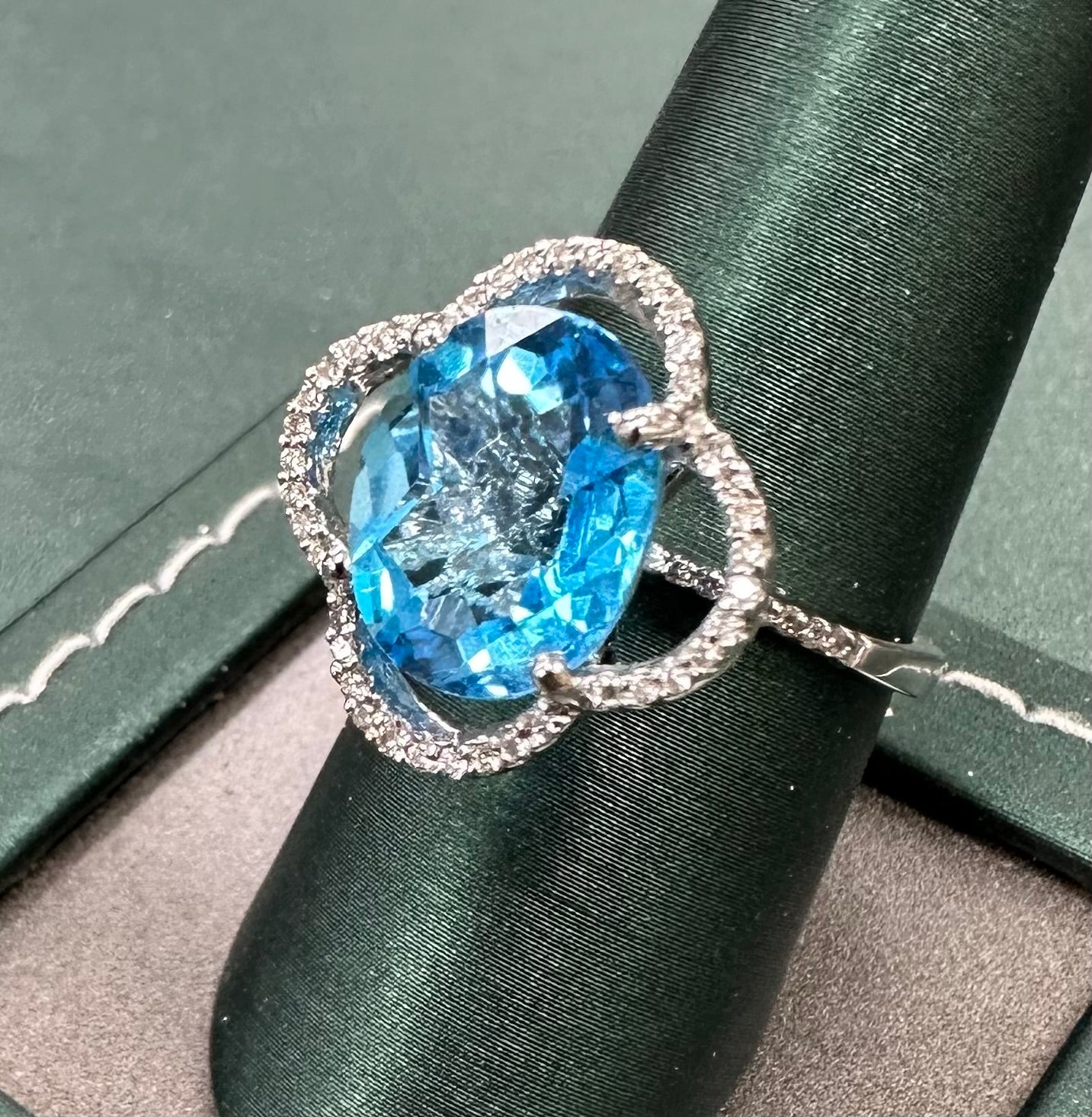 Oval tops diamond flower ring