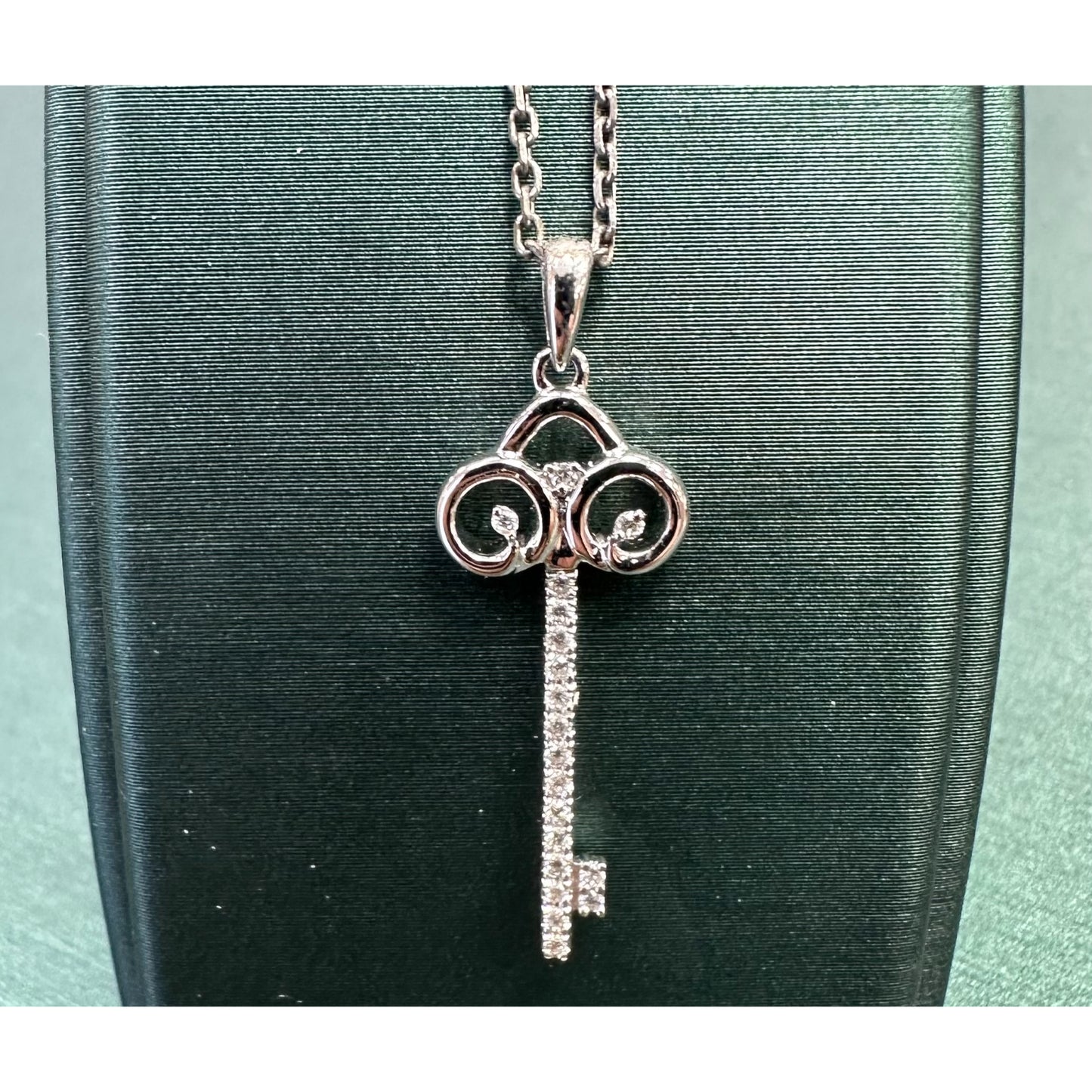 Diamond master key pendant .10 ct