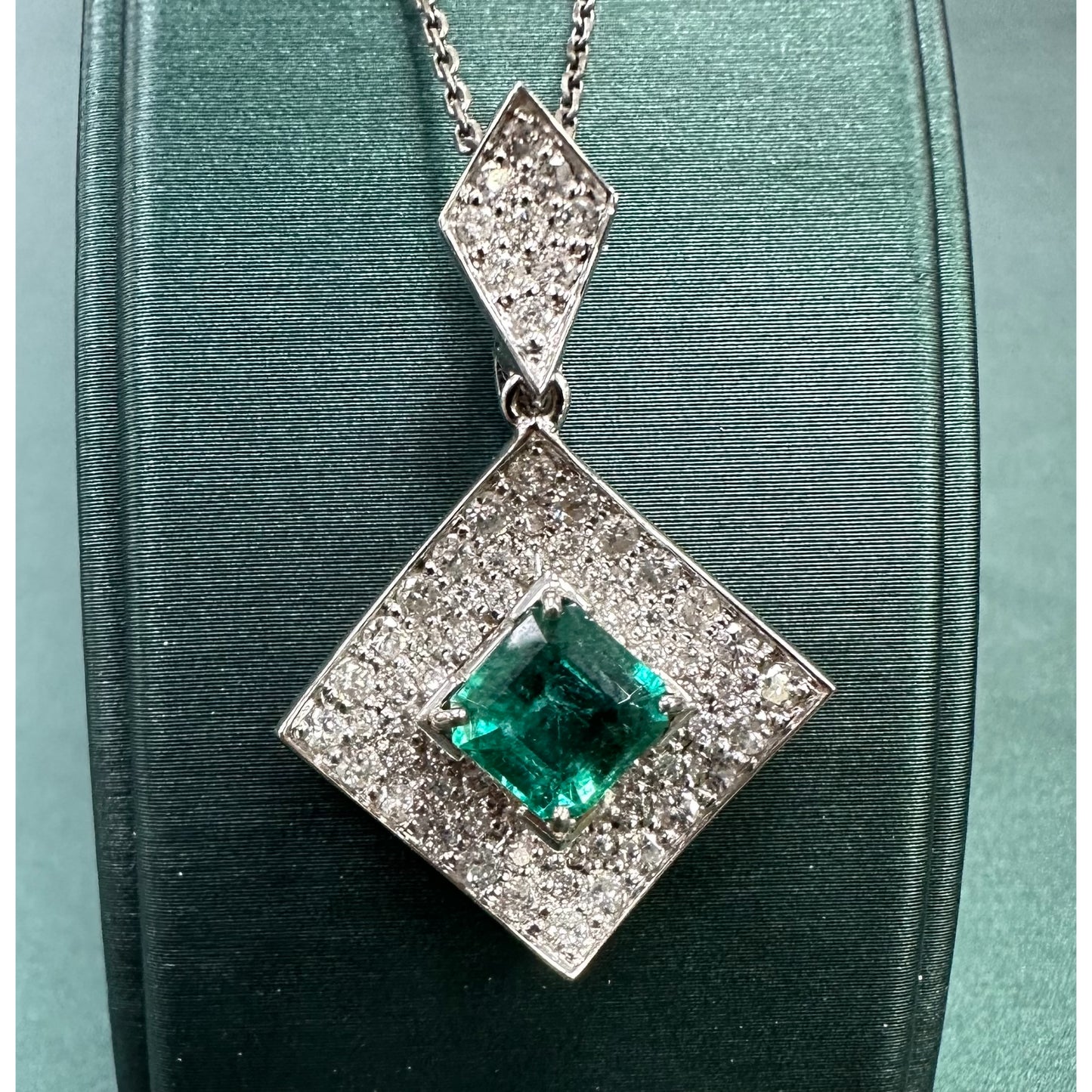 Diamond floating plate emerald necklace