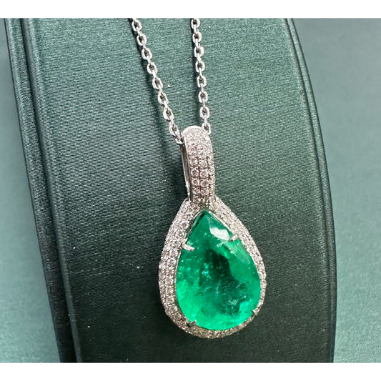 The colombina queen Pear shaped Emerald diamond halo necklace